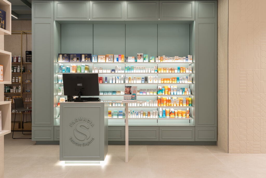 Farmacia Lourdes Segarra progettata da Inside Pharmacy
