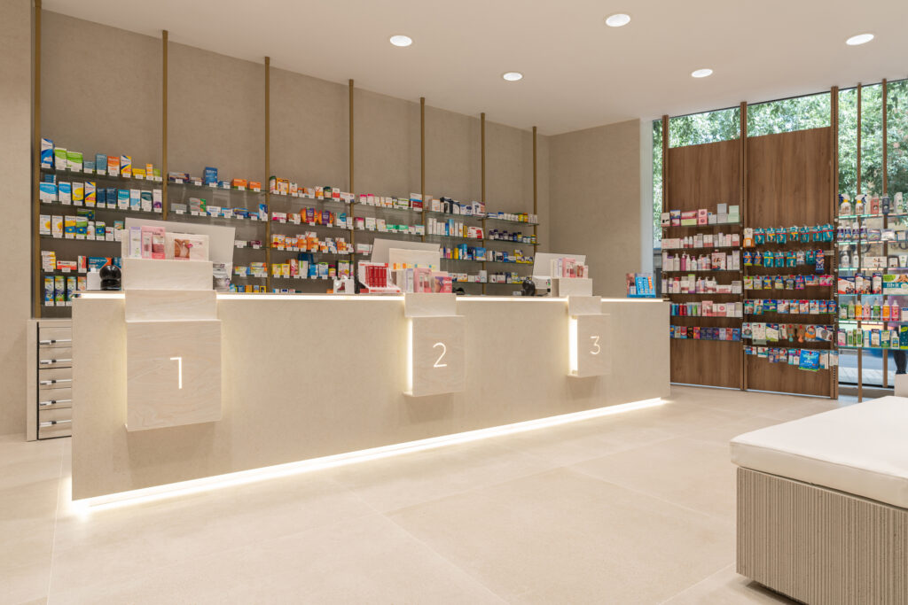 Farmacia Lourdes Segarra progettata da Inside Pharmacy