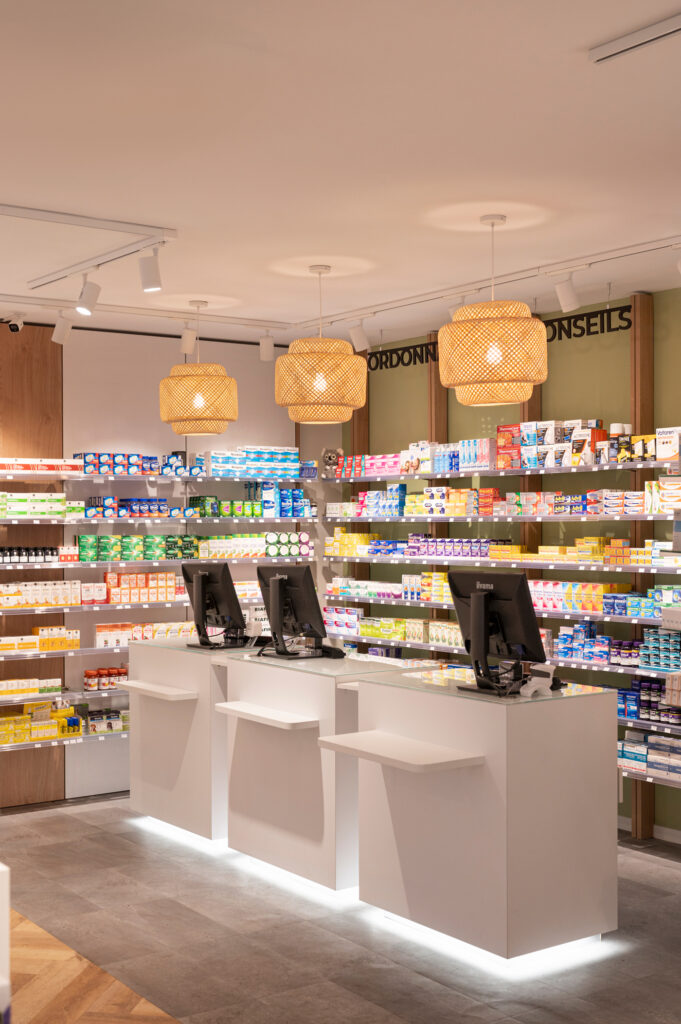 L'importanza strategica del bancone nella farmacia. Progettato da Inside Pharmacy.