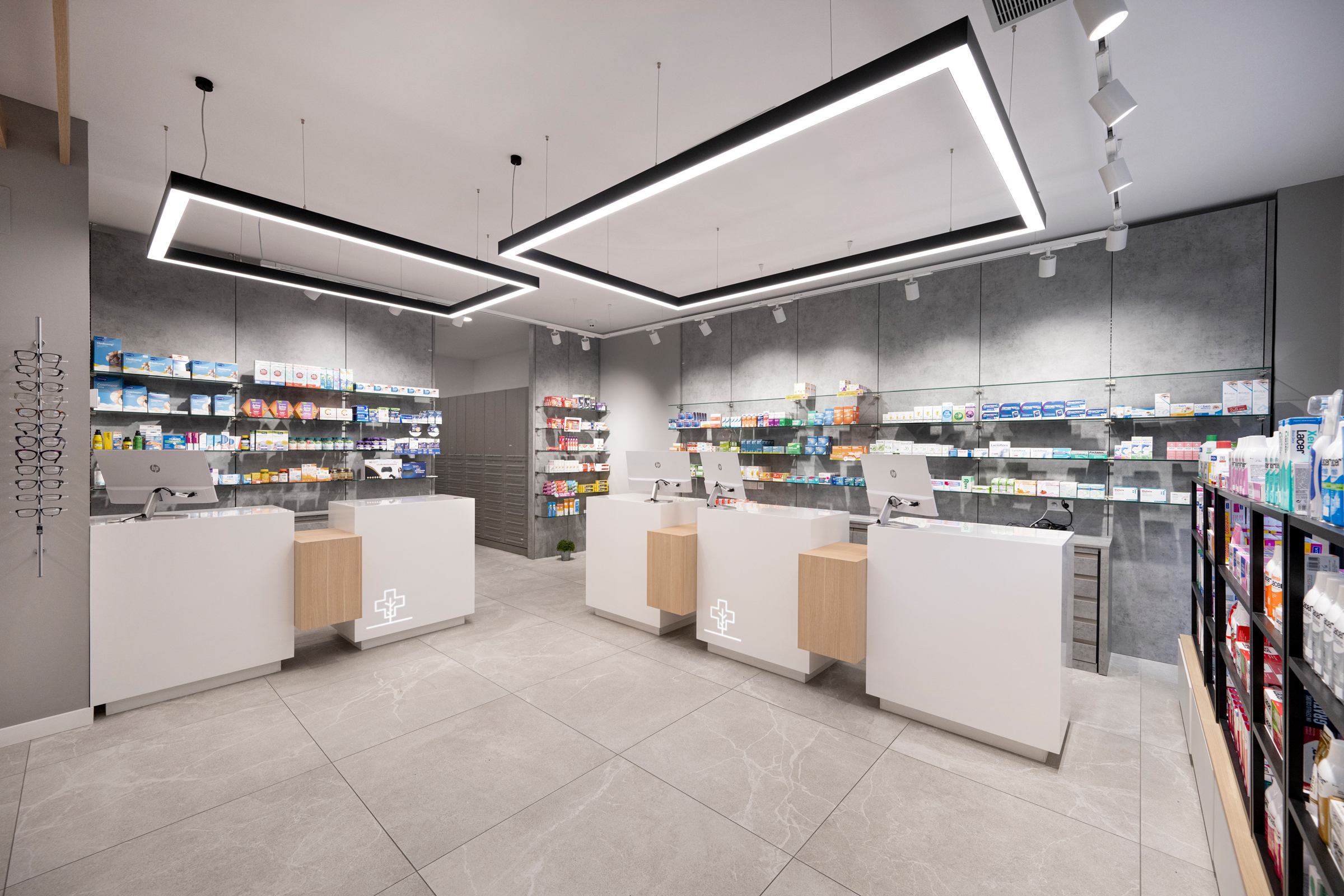 L'importanza strategica del bancone nella farmacia. Progettato da Inside Pharmacy.