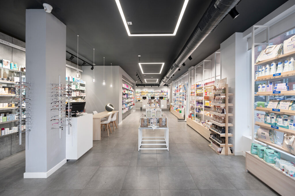 Cassettiere automatizzate per farmacia moderna.