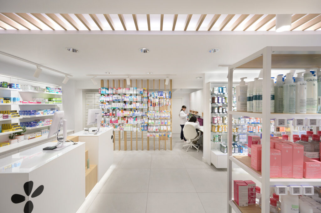 Colori in farmacia. Farmacia progettata e ristrutturata da Inside Pharmacy.