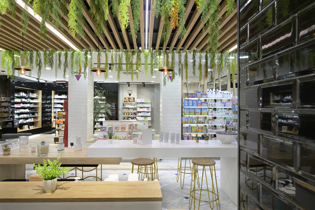 Design moderno e sostenibile per una farmacia attenta all'ambiente.