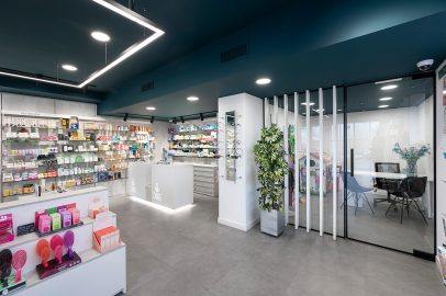 Area diagnostica moderna in farmacia con apparecchiature per autoanalisi. Farmacia progettata e ristrutturata da Inside Pharmacy.