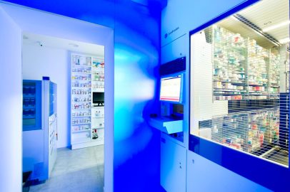 Robot da farmacia in ambiente moderno e tecnologico.